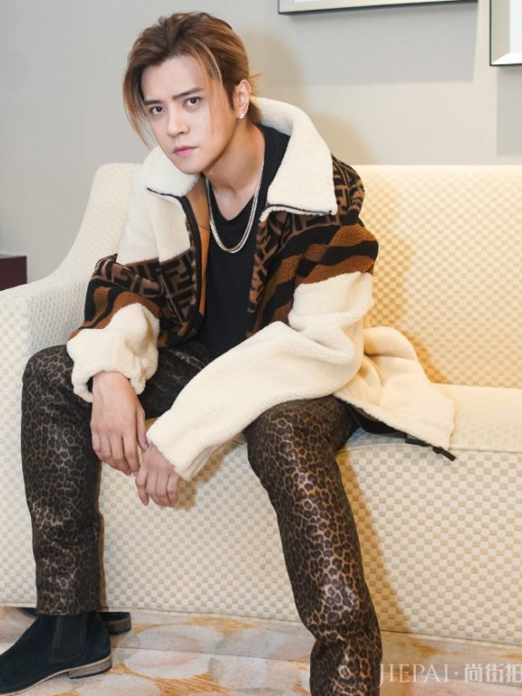 罗志祥豹纹穿出了发光的感觉？