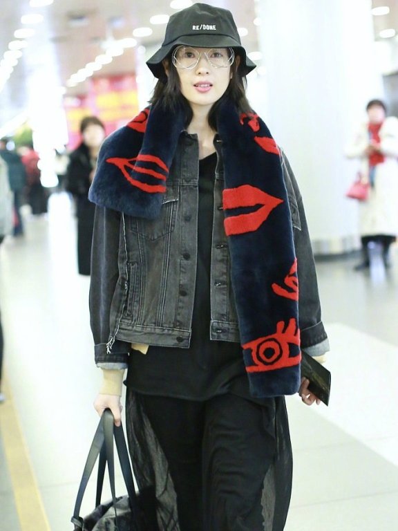 童瑶现身机场，裤子外面套纱裙居然意外时髦，纯素颜的状态太好了