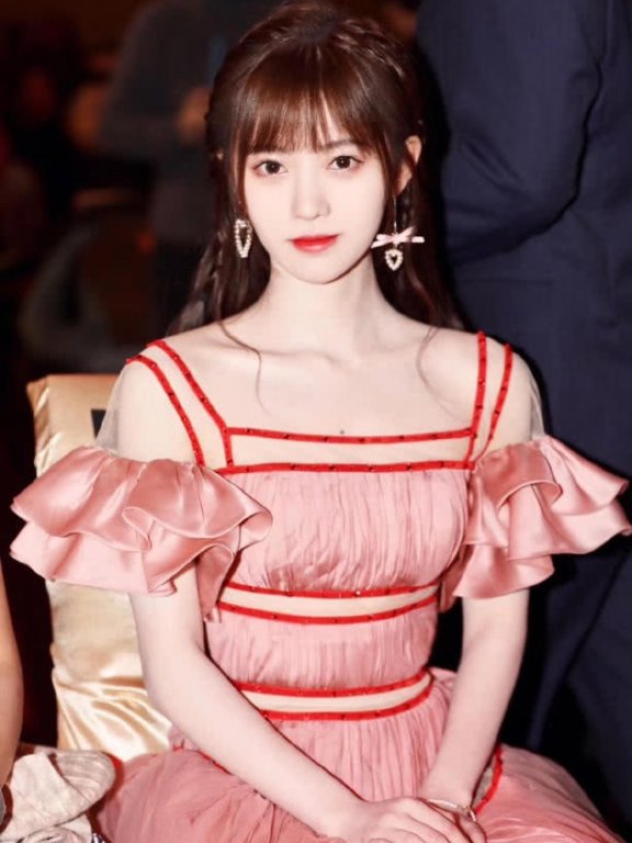 鞠婧祎穿一袭粉色公主裙,妆容美得高级