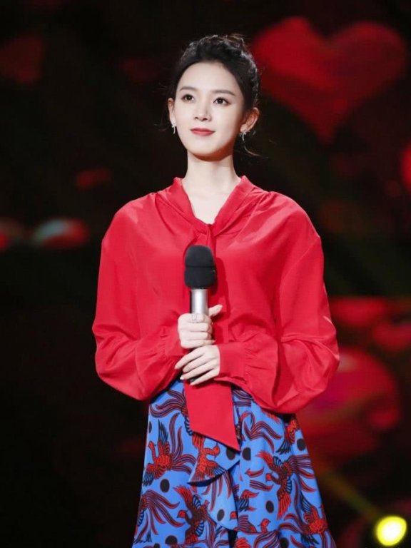 陈瑶一身红衣出席活动,美成全场焦点