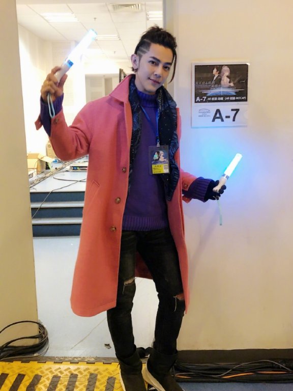 汪东城手持荧光棒化身洛天依宅迷