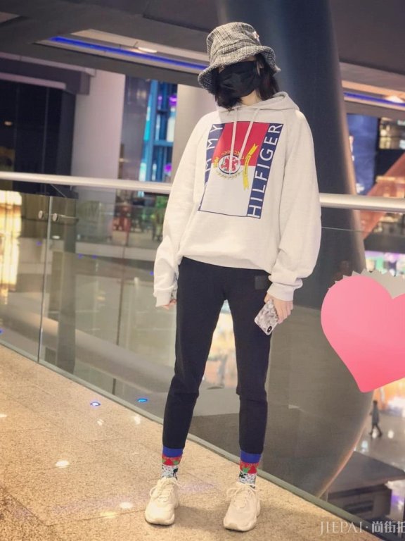 古力娜扎长裤外面缝了一条束脚带,越奇葩越时尚吗?