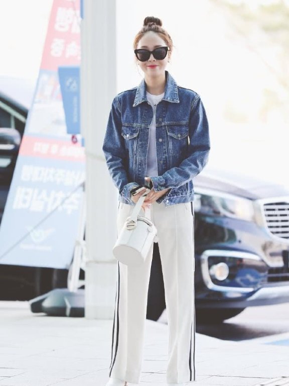 郑秀妍提着一个水桶出门?