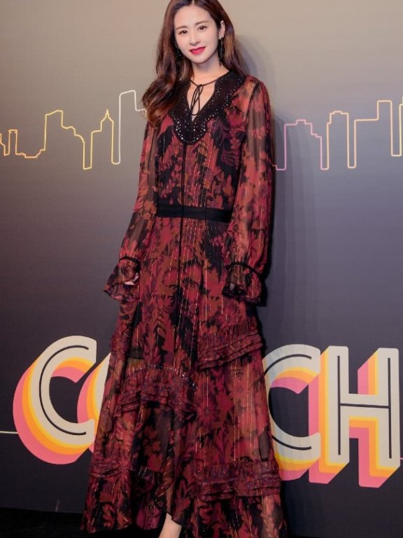 颖儿一袭白色长裙清丽温婉!