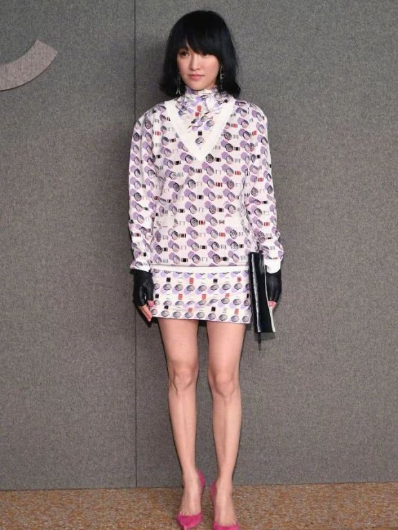周迅一身香奈儿好品味，印花裙搭高跟把服装搭配玩得团团转