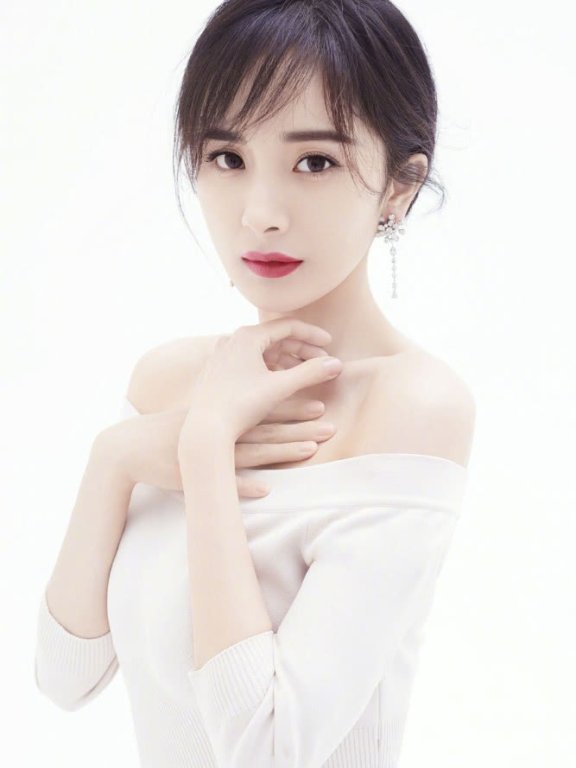 杨幂新造型用卷发搭配西服和半身裙，减龄