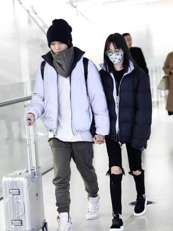 郑爽与男友手牵手走机场,终于不低调了!