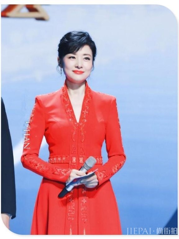 周涛撞衫刘涛!相差10岁却丝毫看不出年龄差,气质决定衣品!