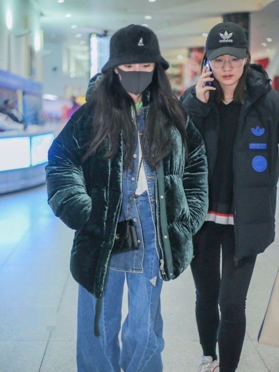 杨幂阔腿裤不好看，穿紧身裤才尽显腿精本色！