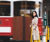 李一桐穿双排扣风衣配高跟鞋,街头凹出超模感