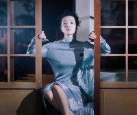 郭采洁穿银色亮片裙还在脸上涂满高光,看得想抠