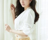 杨幂越变越少女,衬衫配裙装秀美腿,太好看