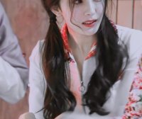 杨幂双马尾女仆装亮相!清纯发型+长腿制服秀,美成男生梦想