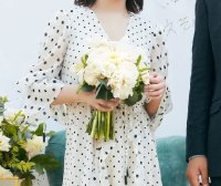 杨紫穿长裙终于美成仙女,手捧花都舍不得扔