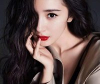 杨幂登杂志封面,精致又充满女人味