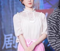 陈小纭穿衬衫配长裤,合影不站C位居然比郑爽还漂亮