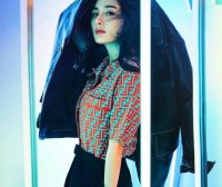 杨幂穿白衬衫配长裤,想不好看都难,真不愧是带货女王