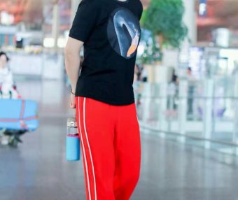 杨紫一身工装连体裤亮相,气场全开