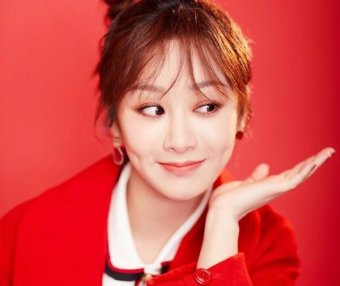 杨紫条纹上衣,自带女神气质!