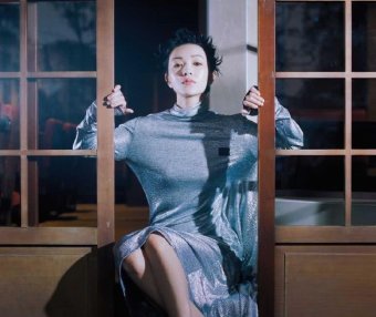 郭采洁穿银色亮片裙还在脸上涂满高光,看得想抠