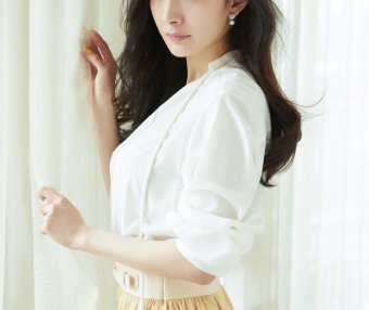 杨幂越变越少女,衬衫配裙装秀美腿,太好看