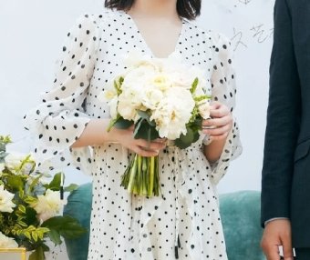 杨紫穿长裙终于美成仙女,手捧花都舍不得扔