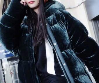 杨幂穿墨绿色丝绒外套出镜,清雅时髦!