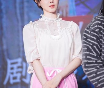 陈小纭穿衬衫配长裤,合影不站C位居然比郑爽还漂亮