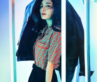 杨幂穿白衬衫配长裤,想不好看都难,真不愧是带货女王