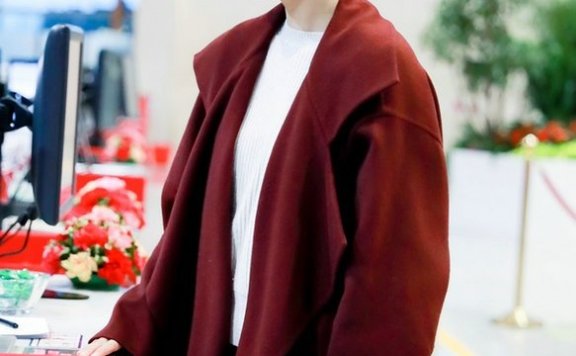 海清红色大衣优雅发带精致魅力,现身机场