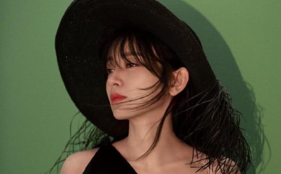 施诗写真照曝光,穿绿色连衣裙配连袜秋裤眼前一亮