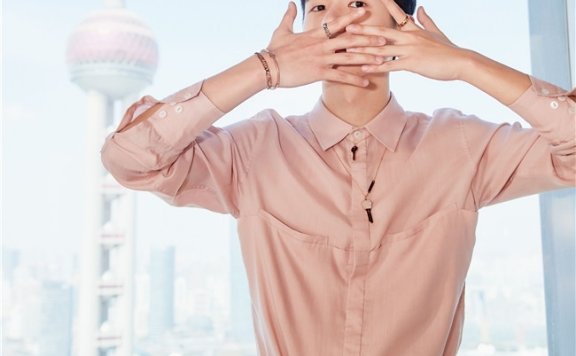 刘昊然淡粉色西装诠释春日浪漫