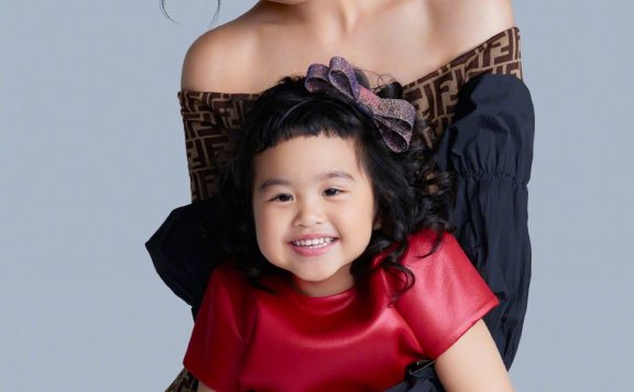 饺子穿清新春装现身机场,完美继承了妈妈好衣品,搭配比包贝尔还时尚