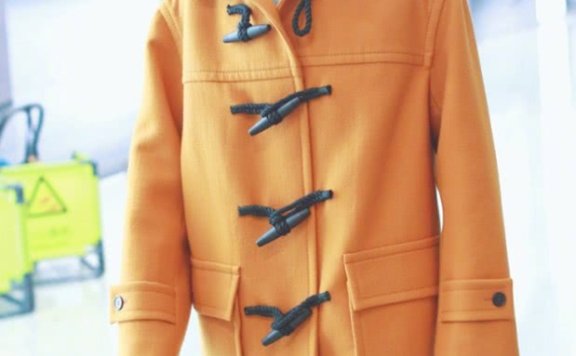 魏大勋穿黄色大衣+牛仔裤也那么帅气