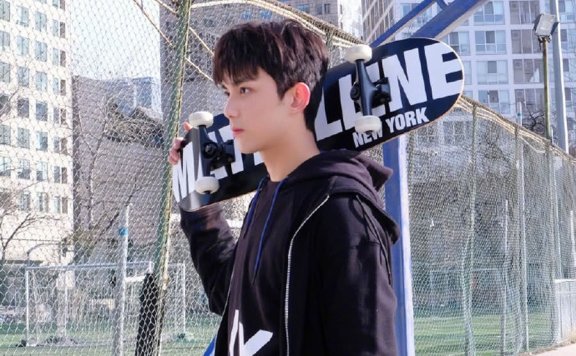 吴磊最新时尚街拍，颜值高校服也能穿出潮流范