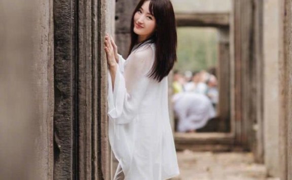 杨钰莹3套造型游玩柬埔寨，穿完碎花裙又换露肩装