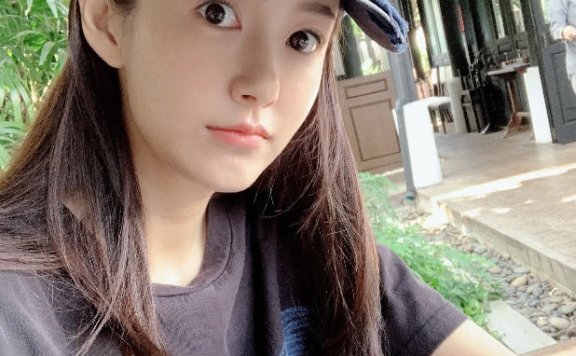 张子萱晒少女度假自照照片,魅力仍旧!