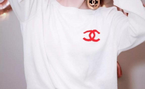 宋茜齐刘海短发甜美俏丽,黑白双挎包抢镜