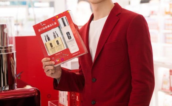 井柏然鞋子沾了泥土怪脏的?像是有1年没洗了!