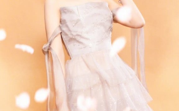 张佳宁穿梦幻紫连衣裙,颜值绝了!