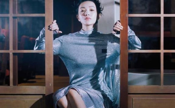 郭采洁穿银色亮片裙还在脸上涂满高光,看得想抠