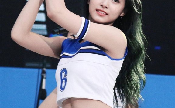 周子瑜现身机场,洋装超吸睛!