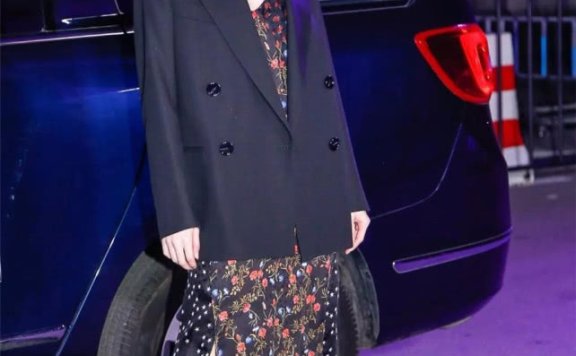 黑色西装+印花裙,比春天的暖阳还要灿烂