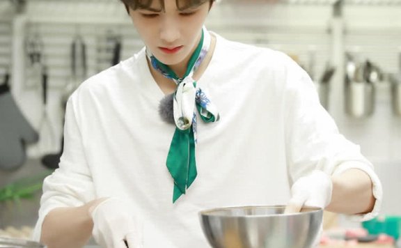 朱正廷搭条丝巾,简约造型潮到飞起