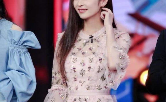 颖儿穿粉色刺绣轻纱裙配高跟鞋,连腰线都没了