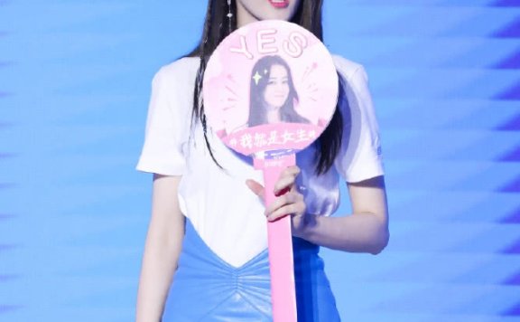 迪丽热巴皮裙还可以这样穿，糖果色减龄又显瘦