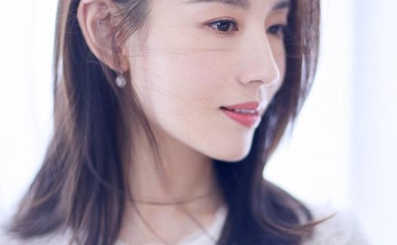 董洁白色蕾丝裙走红毯,美得清新脱俗!