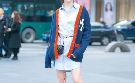 看街拍学搭配 这些简单的衣服搭配起来超显气质，还有高级感