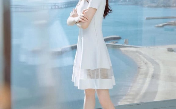 章子怡白裙白帽度假造型好清新,春游这样穿很百搭