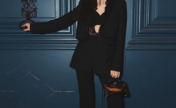 郑秀妍穿黑色西装提包包，双腿细长又直赚足眼球